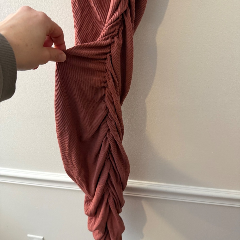 MABLE One Shoulder Ruched Ribbed Midi Dress Rose size m - Picture 4 of 7